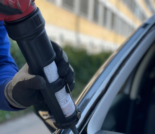 Kiedy należy wymienić szybę w samochodzie? szyba auto wymiana