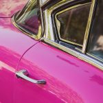 Bogato ilustrowane albumy motoryzacyjne prezentują fascynującą historię rozwoju samochodów