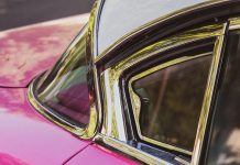 Kultowe samochody PRL i zachodu – ciekawa podróż przez historię motoryzacji lat 1950-1980 Ilustrowane albumy motoryzacyjne fascynują niezwykłymi historiami najsłynniejszych modeli samochodów