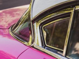 Kultowe samochody PRL i zachodu – ciekawa podróż przez historię motoryzacji lat 1950-1980 Ilustrowane albumy motoryzacyjne fascynują niezwykłymi historiami najsłynniejszych modeli samochodów