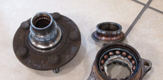 Przyczyny i rozwiązania uciążliwego hałasu mosty tylnego w pojazdach – diagnostyka problemów Zużyte łożyska, uszkodzone koła zębate oraz zbyt niski poziom oleju powodują hałas mostu