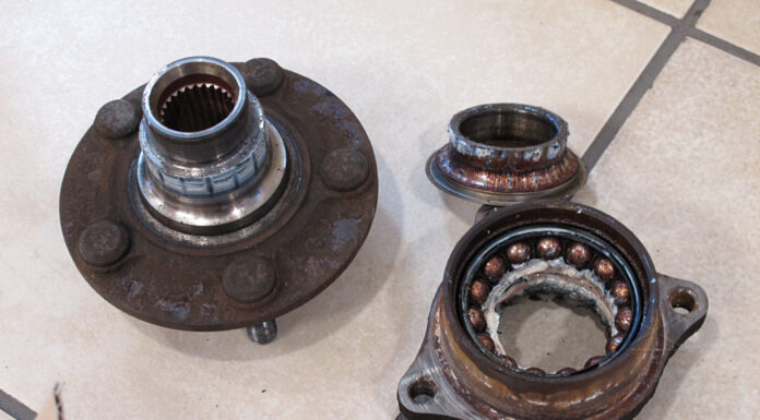 Przyczyny i rozwiązania uciążliwego hałasu mosty tylnego w pojazdach – diagnostyka problemów Zużyte łożyska, uszkodzone koła zębate oraz zbyt niski poziom oleju powodują hałas mostu