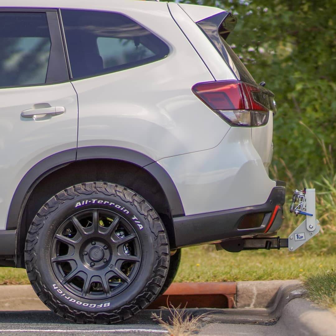 Różne rozmiary opon terenowych 225/60R17 obok Subaru Forester na podjeździe