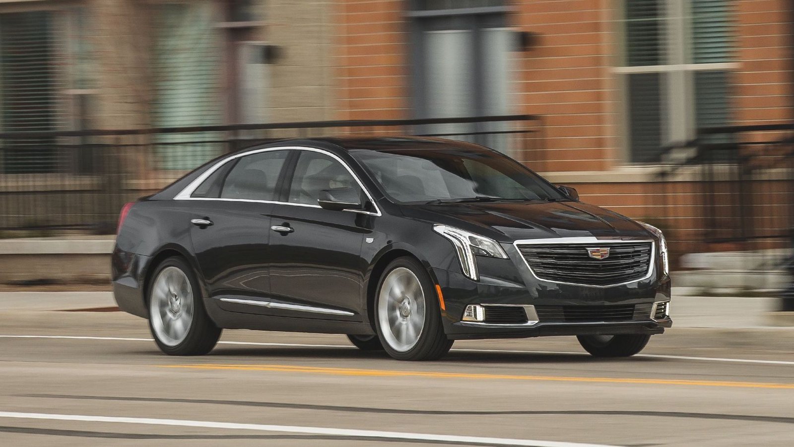 Limuzyna przejeżdża przez wyboje z pasażerami sprawdzającymi stabilność