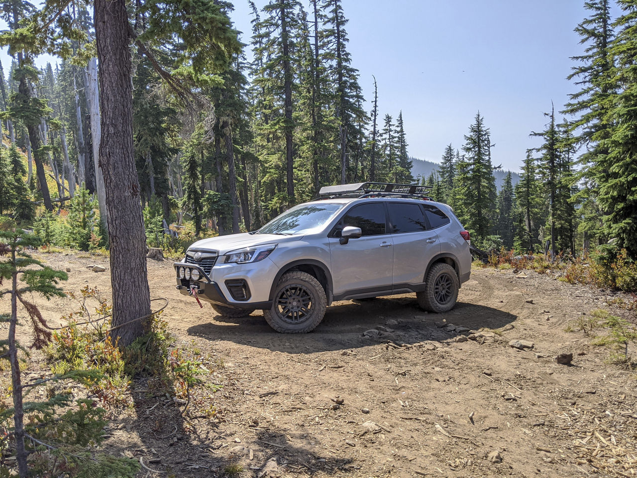 Bliski widok agresywnego bieżnika opony terenowej z głębokimi rowkami i blokami gumy