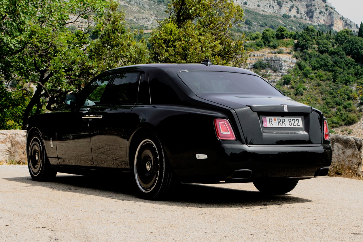 Dotykowy ekran infotainment z nawigacją i filmami dla pasażerów