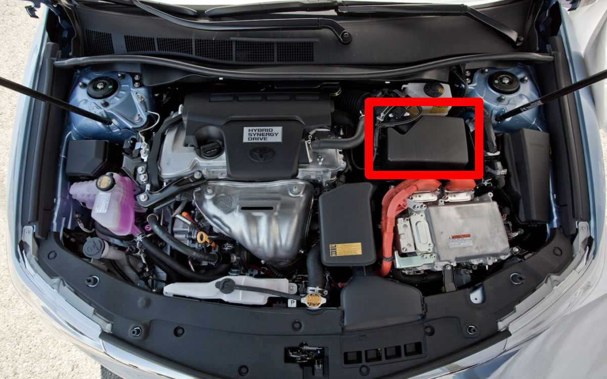 Komora pasażerska Toyoty Hybrid z filtrem kabinowym za schowkiem