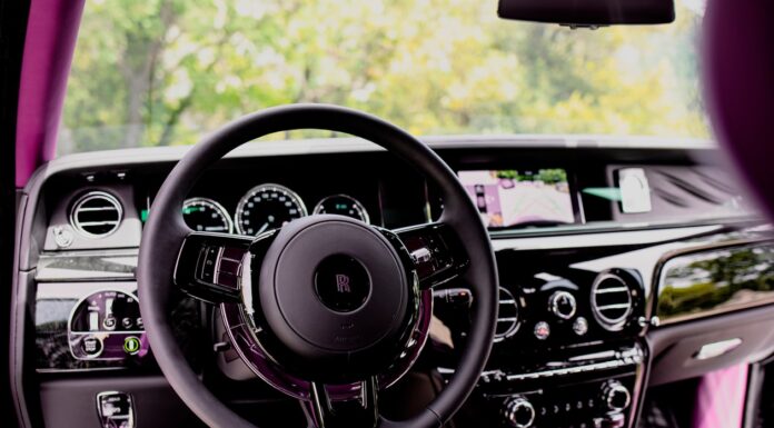 Dlaczego limuzyny premium proponują ciszę jak w salonie koncertowym – różnice w tłumieniu drgań i izolacji akustycznej względem zwykłych sedanów skorzane fotele z wentylacja limo 1770408030