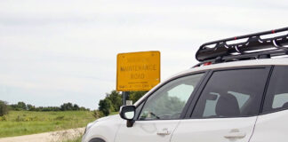 Opony terenowe do Subaru Forester – jak wybrać model dopasowany do szyku jazdy i warunków? Srebrny Subaru Forester z masywnymi oponami terenowymi pokonuje błotnistą drogę w lesie