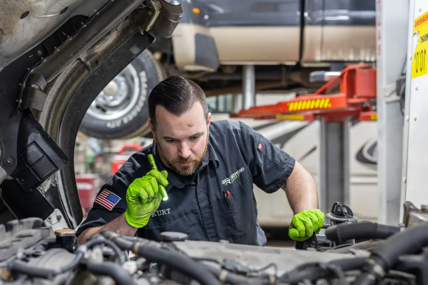 Tłumik wydechowy z przegrodami i perforowaną rurą tłumiącą hałas