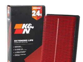 Kiedy wymieniać filtry w hybrydowej Toyocie? Harmonogram serwisowy, który przedłuży żywotność napędu Mechanik pod otwartą maską Toyoty Hybrid wymienia filtr powietrza silnika