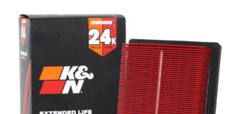 Kiedy wymieniać filtry w hybrydowej Toyocie? Harmonogram serwisowy, który przedłuży żywotność napędu Mechanik pod otwartą maską Toyoty Hybrid wymienia filtr powietrza silnika