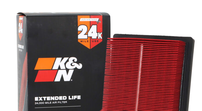 Kiedy wymieniać filtry w hybrydowej Toyocie? Harmonogram serwisowy, który przedłuży żywotność napędu Mechanik pod otwartą maską Toyoty Hybrid wymienia filtr powietrza silnika